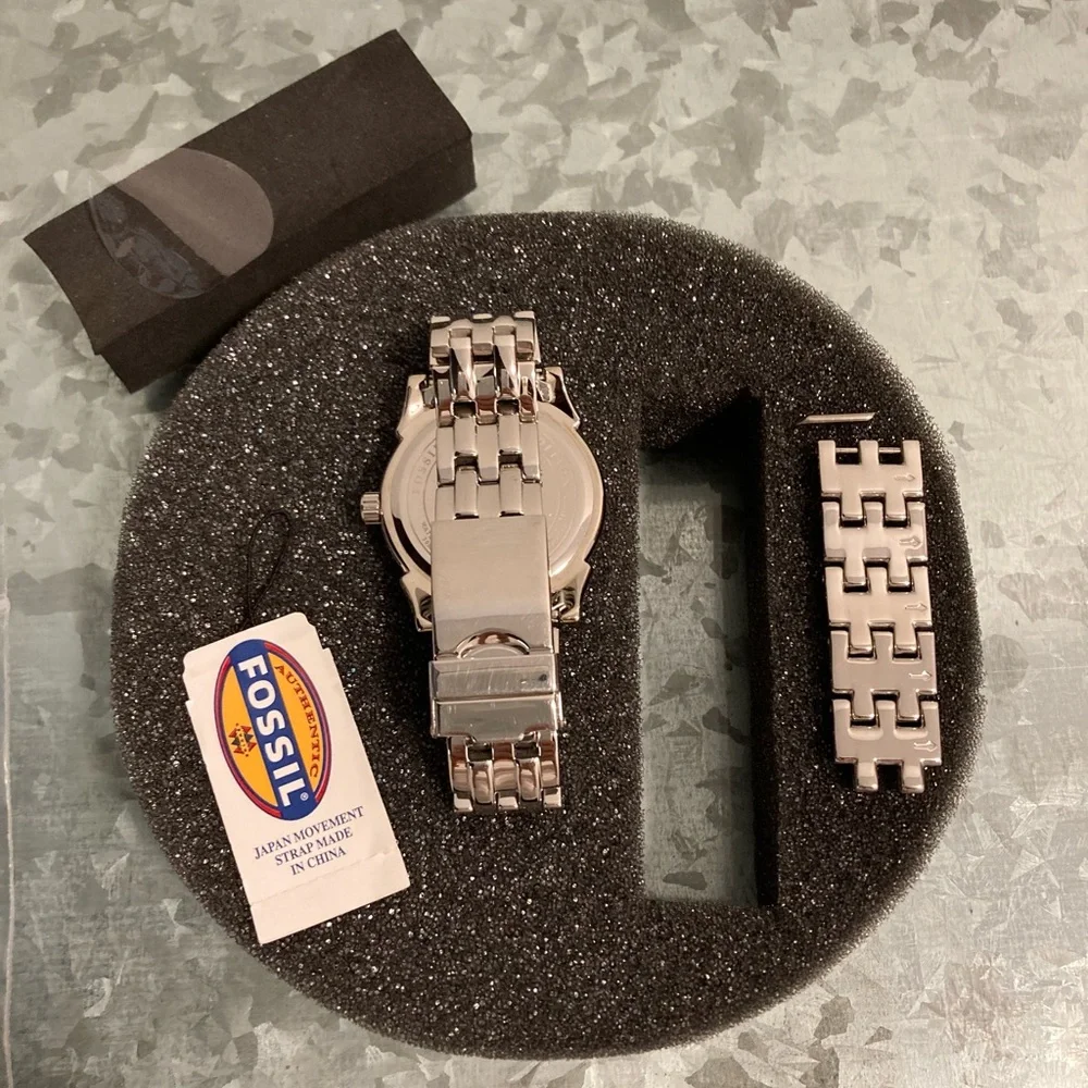 Fossil Snoopy Limited Edition Watch - Picture 5 of 15